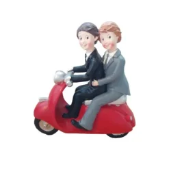Figurine pour gâteau de mariage - Couple d'hommes sur vespa rouge