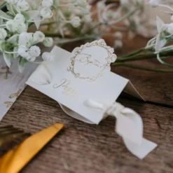 10 marque-places en papier FSC® - 8 x 6,5 cm - Collection Baptême Crème et Or